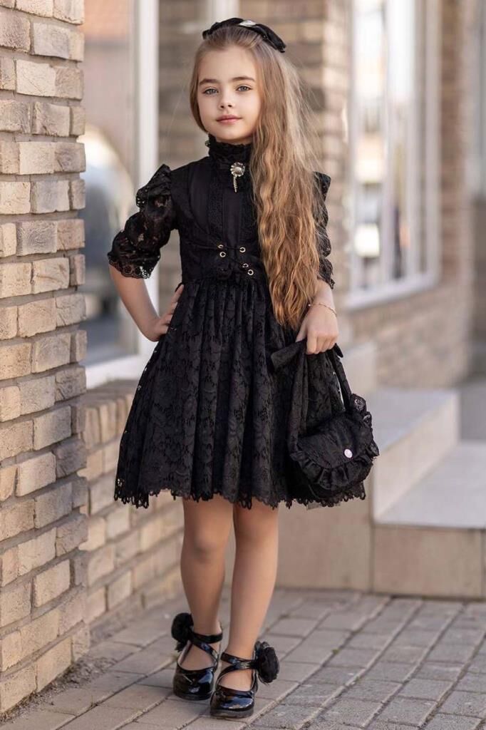 Kız Çocuk Göğsü Bağlama ve Yakası Düğme Detaylı Üzeri Dantel İşlemeli Siyah Elbise
