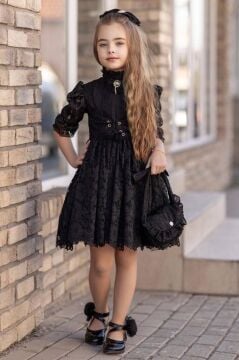 Kız Çocuk Göğsü Bağlama ve Yakası Düğme Detaylı Üzeri Dantel İşlemeli Siyah Elbise