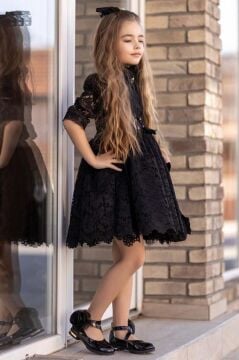 Kız Çocuk Göğsü Bağlama ve Yakası Düğme Detaylı Üzeri Dantel İşlemeli Siyah Elbise