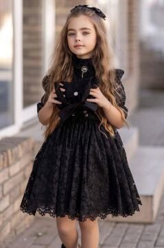 Kız Çocuk Göğsü Bağlama ve Yakası Düğme Detaylı Üzeri Dantel İşlemeli Siyah Elbise