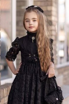 Kız Çocuk Göğsü Bağlama ve Yakası Düğme Detaylı Üzeri Dantel İşlemeli Siyah Elbise