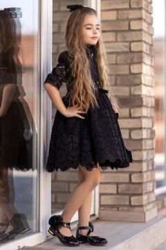 Kız Çocuk Göğsü Bağlama ve Yakası Düğme Detaylı Üzeri Dantel İşlemeli Siyah Elbise