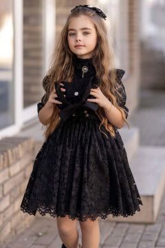 Kız Çocuk Göğsü Bağlama ve Yakası Düğme Detaylı Üzeri Dantel İşlemeli Siyah Elbise