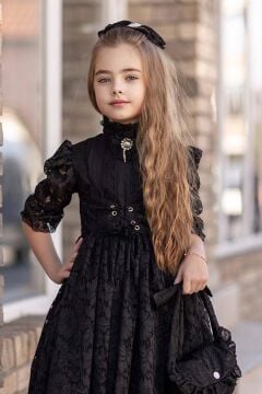 Kız Çocuk Göğsü Bağlama ve Yakası Düğme Detaylı Üzeri Dantel İşlemeli Siyah Elbise