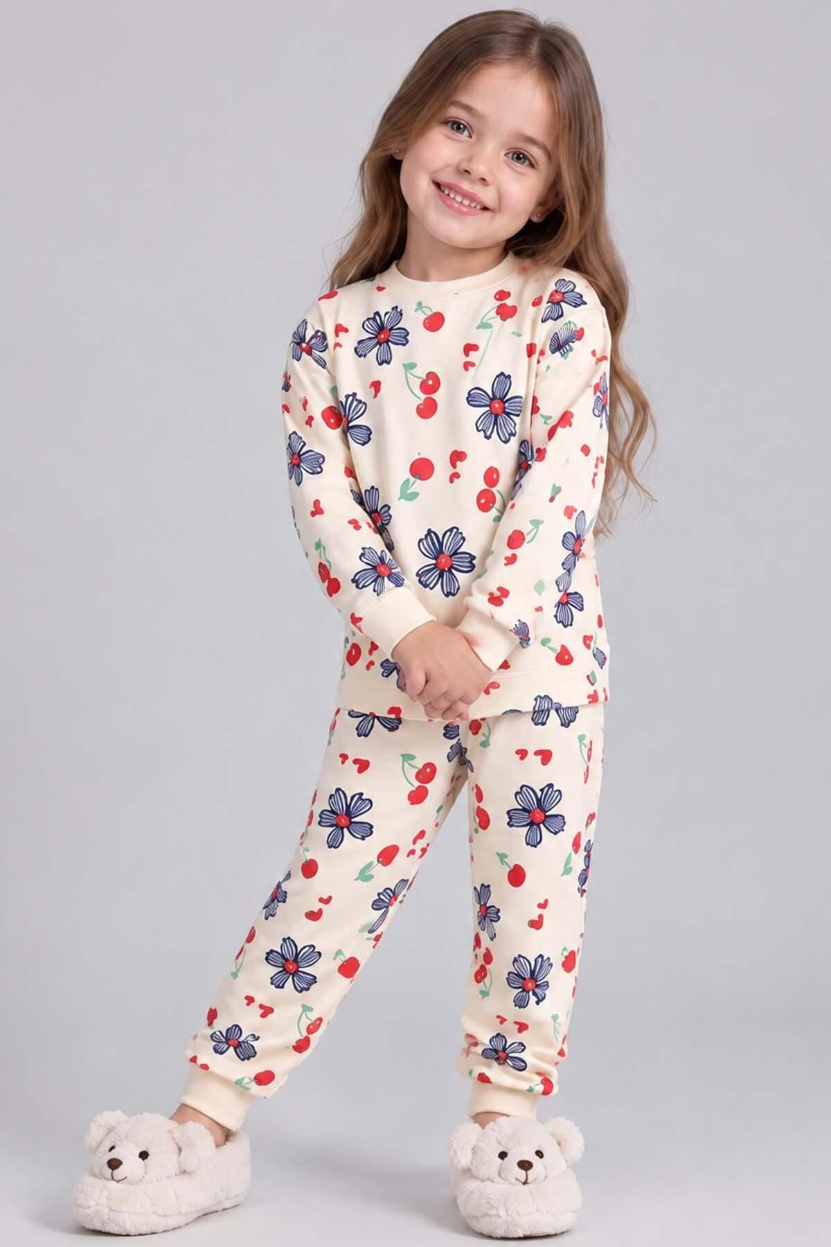 Kız Çocuk Üzeri Papatya ve Kiraz Desenli Bilekleri Lastikli Krem Pijama Takımı