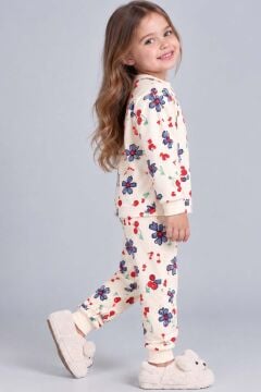 Kız Çocuk Üzeri Papatya ve Kiraz Desenli Bilekleri Lastikli Krem Pijama Takımı