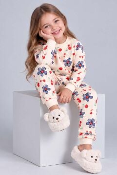 Kız Çocuk Üzeri Papatya ve Kiraz Desenli Bilekleri Lastikli Krem Pijama Takımı