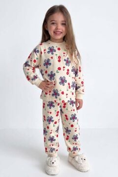 Kız Çocuk Üzeri Papatya ve Kiraz Desenli Bilekleri Lastikli Krem Pijama Takımı