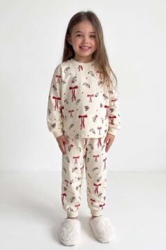 Kız Çocuk Üzeri Kurdela ve Kiraz Desenli Bilekleri Lastikli Krem Pijama Takımı