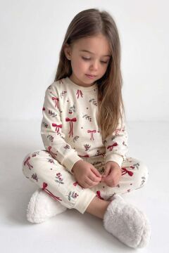 Kız Çocuk Üzeri Kurdela ve Kiraz Desenli Bilekleri Lastikli Krem Pijama Takımı