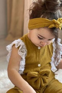 Kız Çocuk Omuzdan Göğse Dantel İşlemeli Beli Fiyonk Detaylı Bandanalı Hardal Tulum