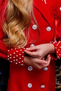 Kız Çocuk Bilekleri İnci Boncuk İşlemeli Kolları Şeffaf Kumaş Taş Düğme Detaylı Kırmızı Elbise