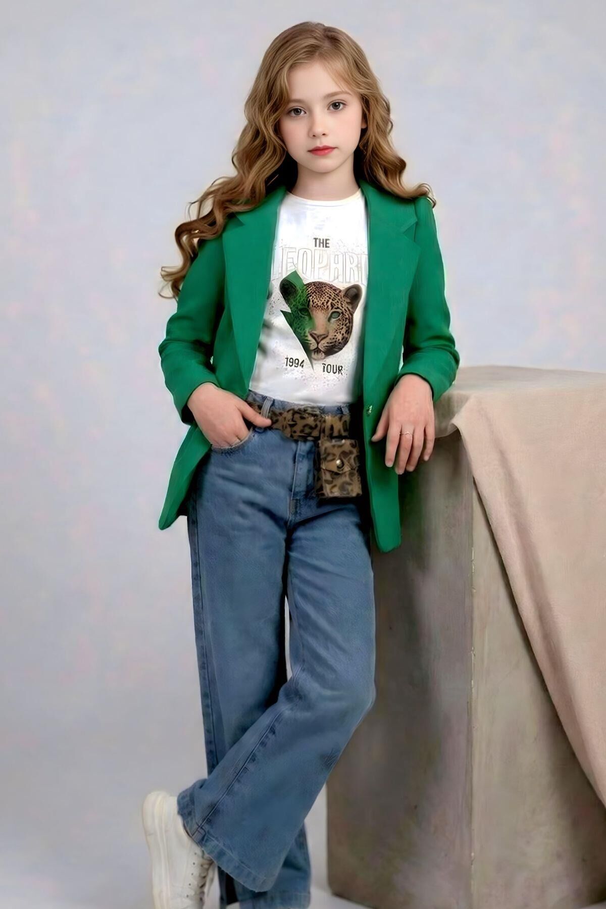 Kız Çocuk Leopar Detaylı Tişört ve Yırtmaçlı Geniş Paça Kot Pantolonlu Yeşil Blazer Ceketli Alt Üst Takım