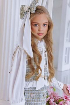 Kız Çocuk Yakası Bağlama Detaylı Kolları Şifon Beli Fırfırlı Üzeri Şanel Kumaş Yeşil Elbise