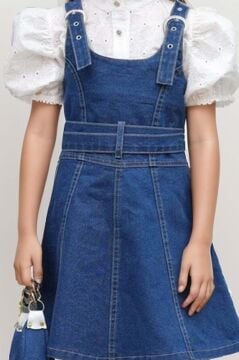 Kız Çocuk Dokuma İşlemeli Gömlek ve Askı Detaylı Jean Mavi Elbise