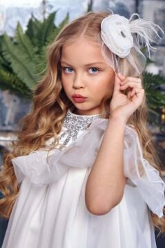 Kız Çocuk Omuzu Açık Yakası Taş İşlemeli Göğsü Fırfırlı İçi Astarlı Beyaz Abiye