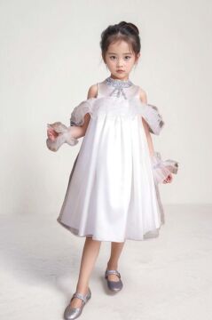Kız Çocuk Omuzu Açık Yakası Taş İşlemeli Göğsü Fırfırlı İçi Astarlı Beyaz Abiye