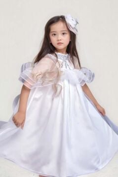 Kız Çocuk Omuzu Açık Yakası Taş İşlemeli Göğsü Fırfırlı İçi Astarlı Beyaz Abiye