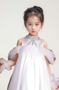 Kız Çocuk Omuzu Açık Yakası Taş İşlemeli Göğsü Fırfırlı İçi Astarlı Beyaz Abiye