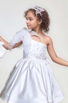 Kız Çocuk Göğsü İnci Taş İşlemeli Tek Omuz Şeffaf Askılı Eteği Kabarık Beyaz Abiye