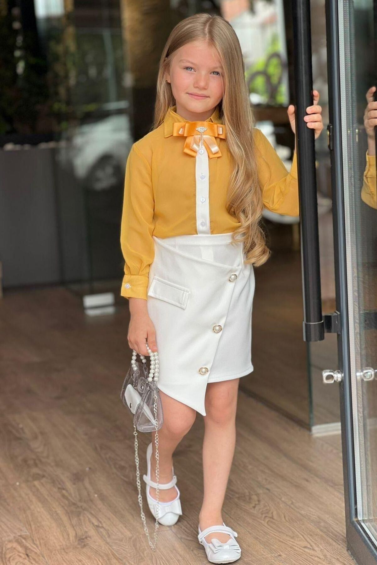 Kız Çocuk Yakası Fiyonk ve Şerit Detaylı Kehribar Gömlek Asimetrik Kesim Etekli Takım