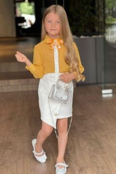 Kız Çocuk Yakası Fiyonk ve Şerit Detaylı Kehribar Gömlek Asimetrik Kesim Etekli Takım