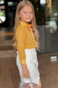 Kız Çocuk Yakası Fiyonk ve Şerit Detaylı Kehribar Gömlek Asimetrik Kesim Etekli Takım