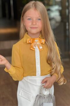 Kız Çocuk Yakası Fiyonk ve Şerit Detaylı Kehribar Gömlek Asimetrik Kesim Etekli Takım