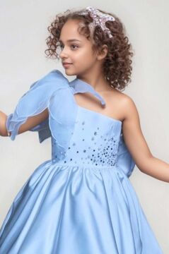 Kız Çocuk Göğsü İnci Taş İşlemeli Tek Omuz Şeffaf Askılı Eteği Kabarık Mavi Abiye