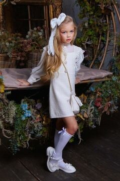 Kız Çocuk Omuzları ve Göğsü Güpür İşlemeli Taş Düğme Detaylı Şanel Krem Elbise