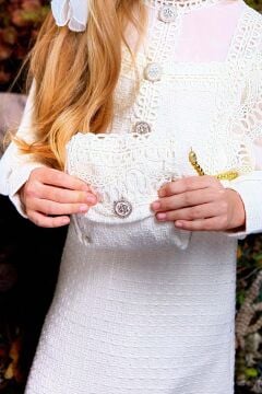 Kız Çocuk Omuzları ve Göğsü Güpür İşlemeli Taş Düğme Detaylı Şanel Krem Elbise