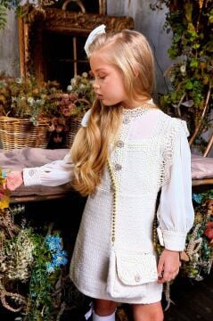 Kız Çocuk Omuzları ve Göğsü Güpür İşlemeli Taş Düğme Detaylı Şanel Krem Elbise