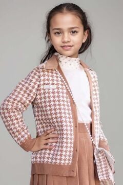 Kız Çocuk Kolları ve Yakası İnci Detaylı Bluz Kazayağı Desenli Triko Ceket Kahverengi Etekli Takım