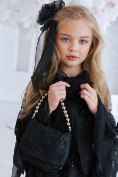 Kız Çocuk Boydan Üzeri Dantel İşlemeli Fiyonk Detaylı İspanyol Kollu Siyah Elbise