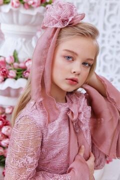 Kız Çocuk Boydan Üzeri Dantel İşlemeli Fiyonk Detaylı İspanyol Kollu Gül Kurusu Elbise