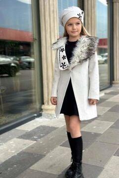 Kız Çocuk Yakası Kürk ve Yonca Detaylı Etekli Ekru Kaşe