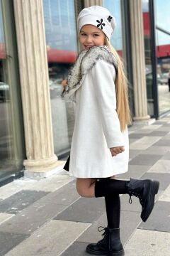 Kız Çocuk Yakası Kürk ve Yonca Detaylı Etekli Ekru Kaşe