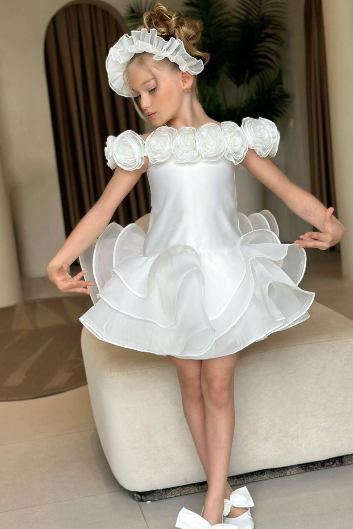 Kız Çocuk Madonna Yaka Beli Kabarık Fırfırlı Beyaz Abiye