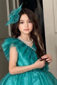 Kız Çocuk Omuzdan Göğse Fırfır Detaylı Taş İşlemeli Üzeri Simli Kabarık Abiye