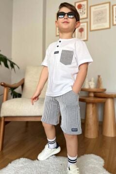Erkek Çocuk Kapak Cepli Düğme Detaylı Beyaz T-Shirt Çizgili İp Detaylı Şortlu Takım