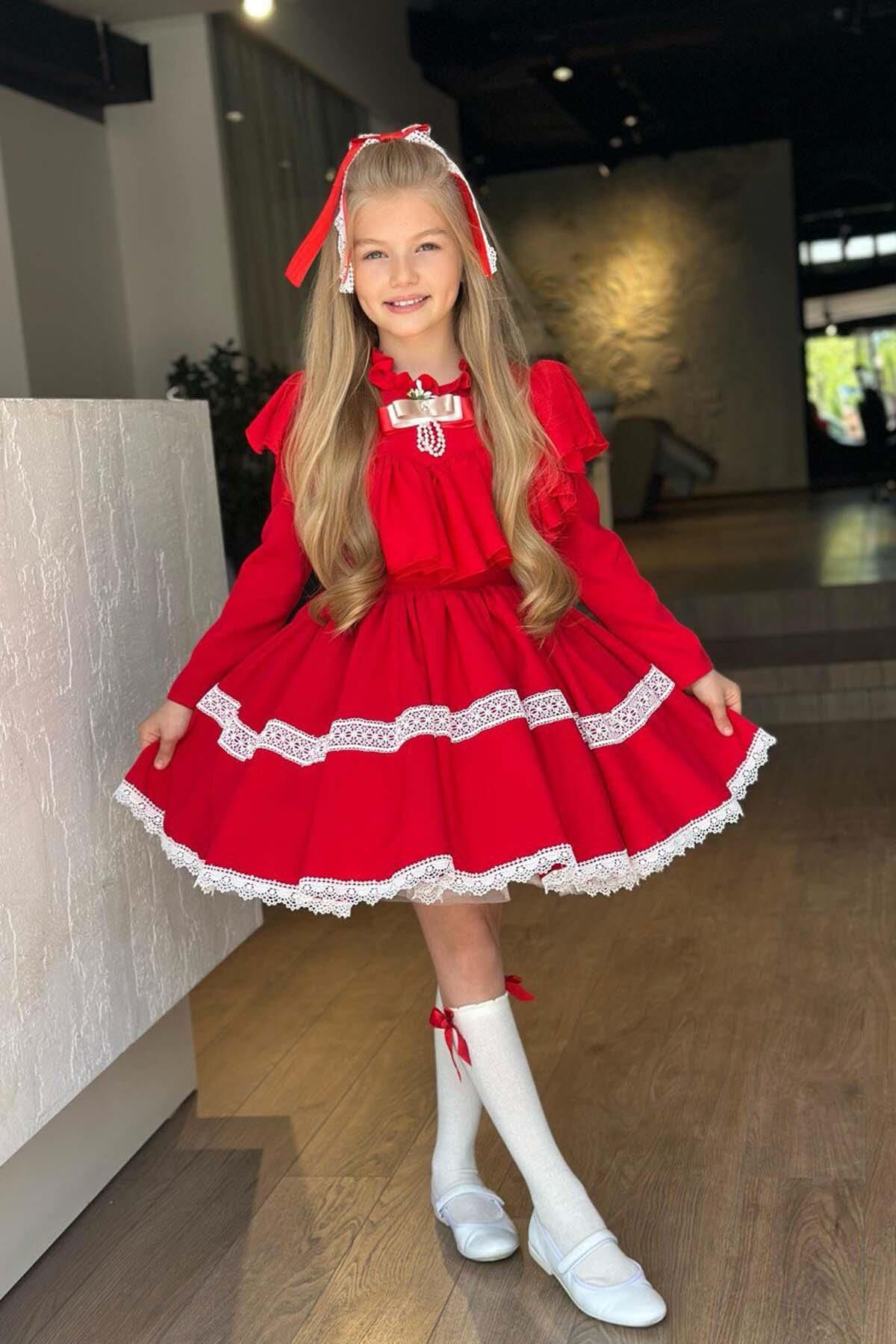 Kız Çocuk Göğsü ve Yakası Fırfırlı Eteği Pliseli Dantel Şerit Detaylı Kırmızı Elbise