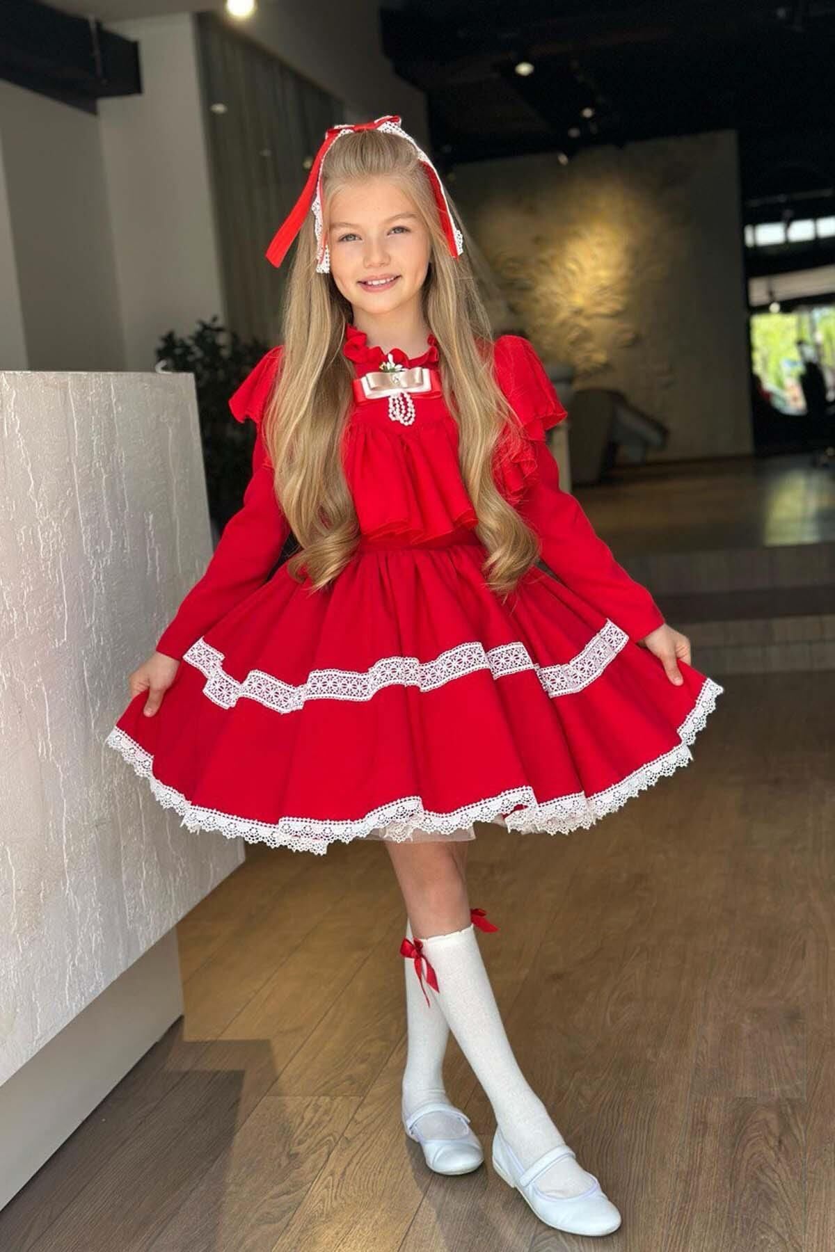 Kız Çocuk Göğsü ve Yakası Fırfırlı Eteği Pliseli Dantel Şerit Detaylı Kırmızı Elbise