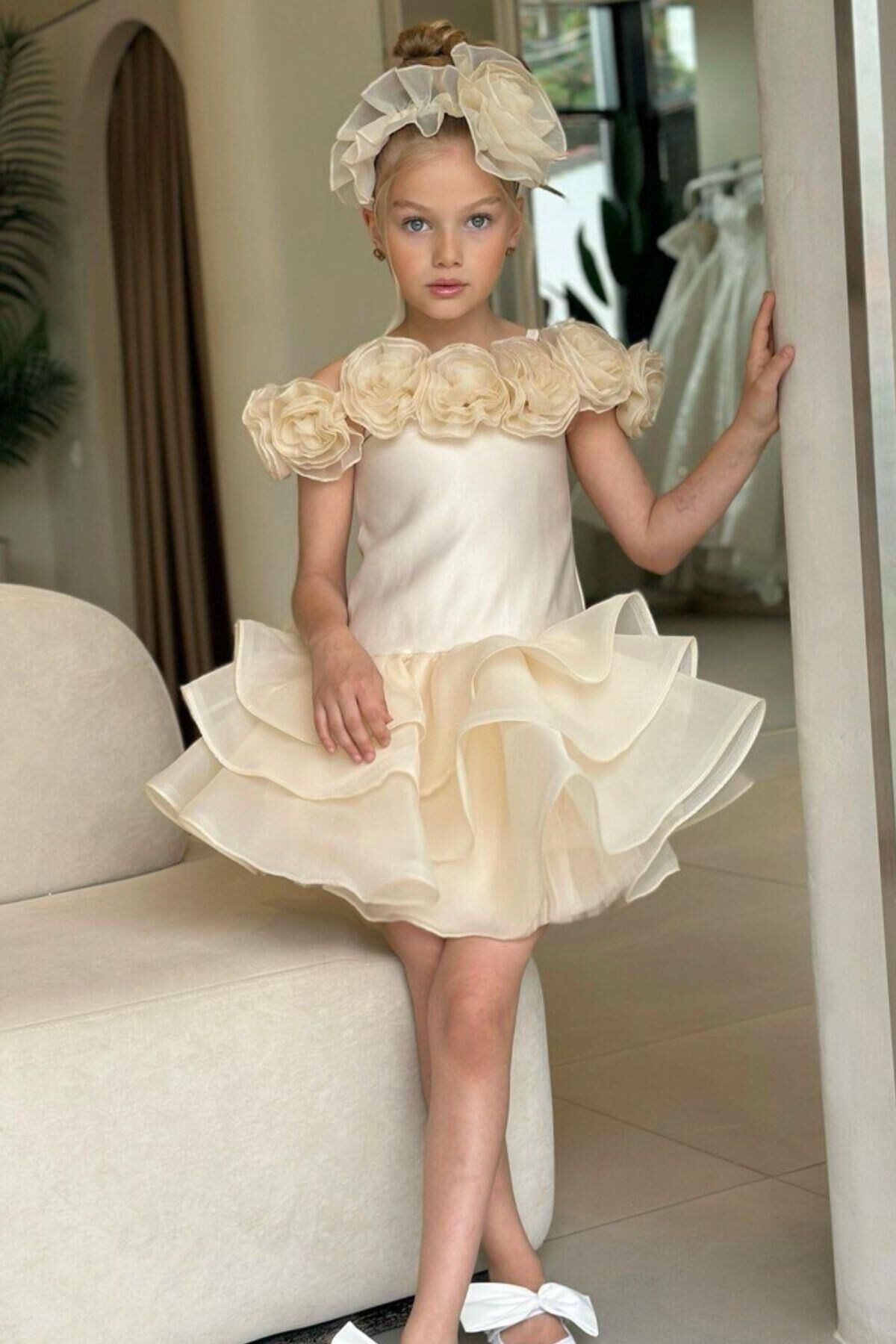 Kız Çocuk Madonna Yaka Beli Kabarık Fırfırlı Bej Abiye