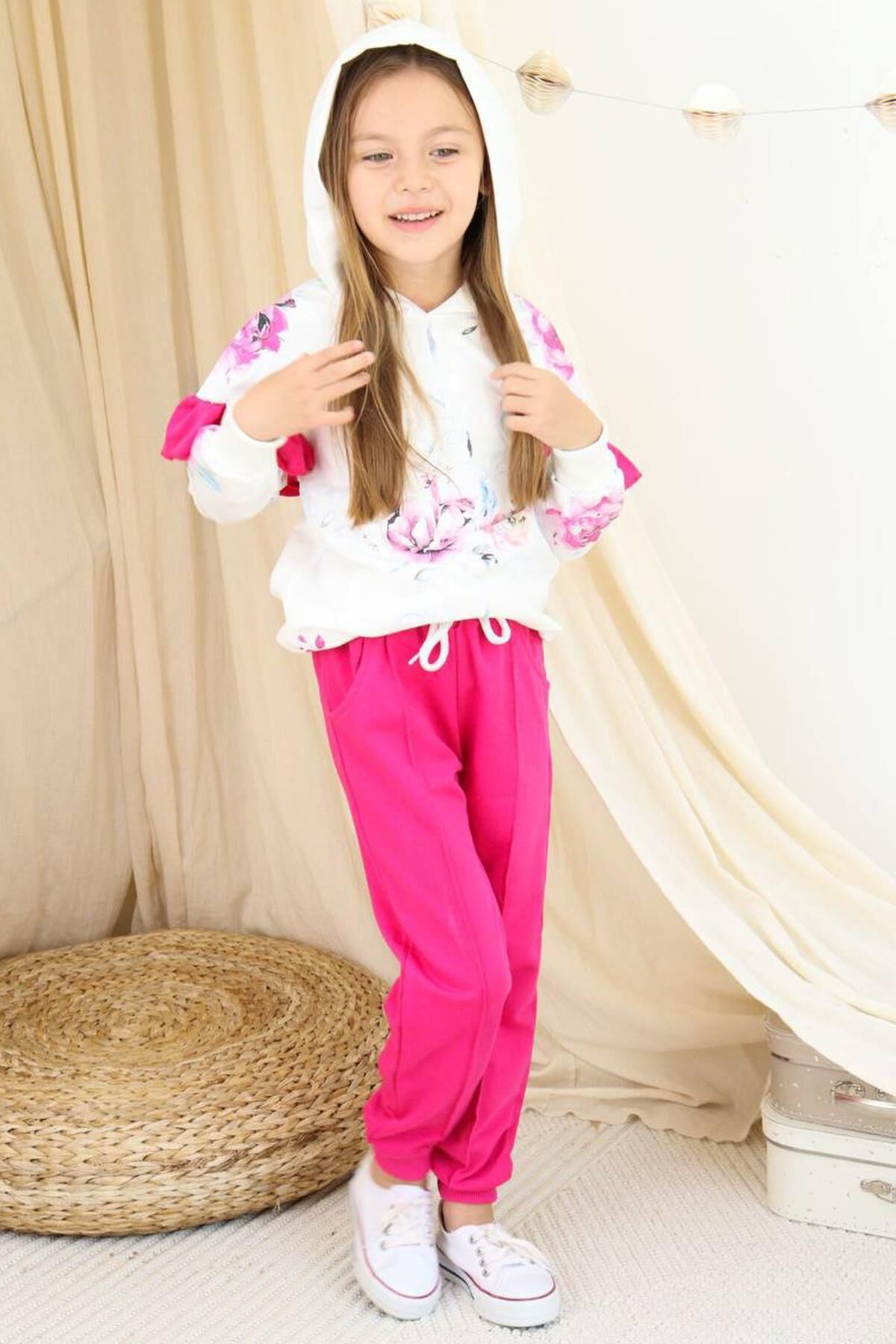 Kız Çocuk Kollarında Fırfır Detayı Üzerinde Gül Çiçek Baskılı Kapüşonlu Fuşya Eşofman Takım