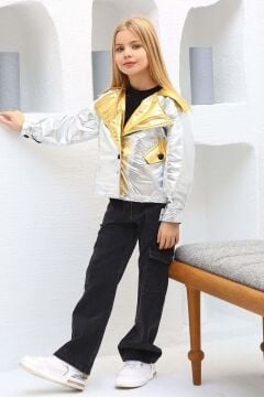 Kız Çocuk Yakası ve Kenarları Gold Detaylı Parlak Kumaş Gümüş Ceket