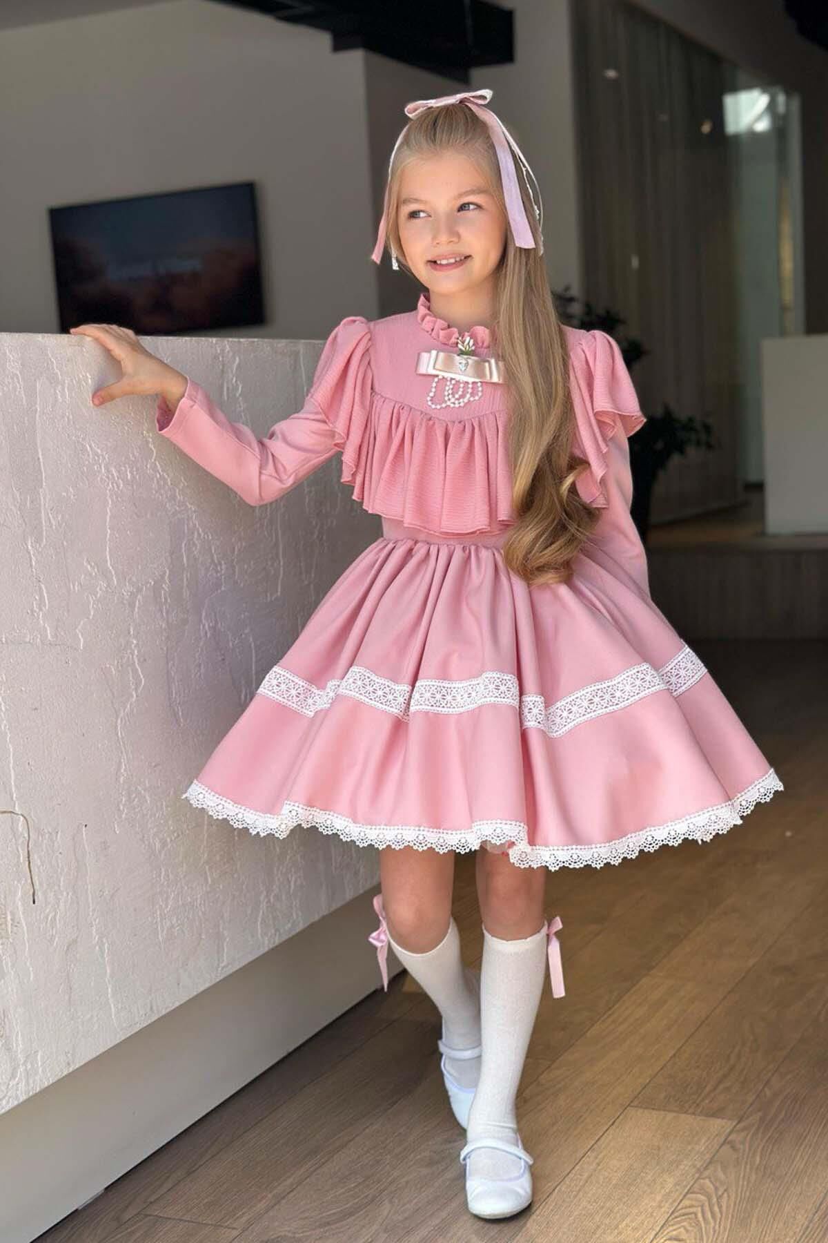 Kız Çocuk Göğsü ve Yakası Fırfırlı Eteği Pliseli Dantel Şerit Detaylı Pudra Elbise