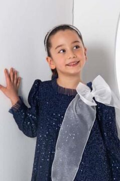 Kız Çocuk Yakası Tüllü Boydan Pulpayet İşlemeli Omuzu Fiyonk Detaylı Lacivert Elbise