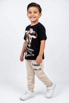 Erkek Çocuk Üzeri Yazı ve Kaykay Dino Baskılı Bileği Manşetli Bej Pijama Takımı