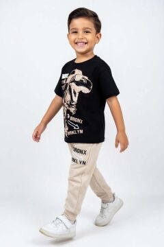 Erkek Çocuk Üzeri Yazı ve Kaykay Dino Baskılı Bileği Manşetli Bej Pijama Takımı