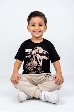 Erkek Çocuk Üzeri Yazı ve Kaykay Dino Baskılı Bileği Manşetli Bej Pijama Takımı